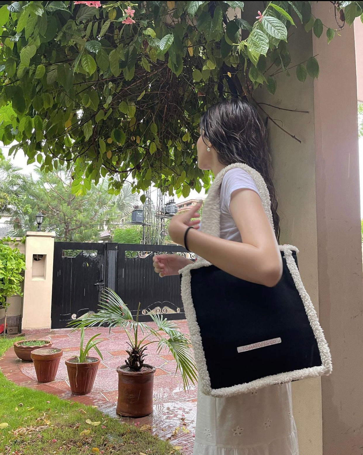 Black tote with Offwhite Fur tomatotes.co