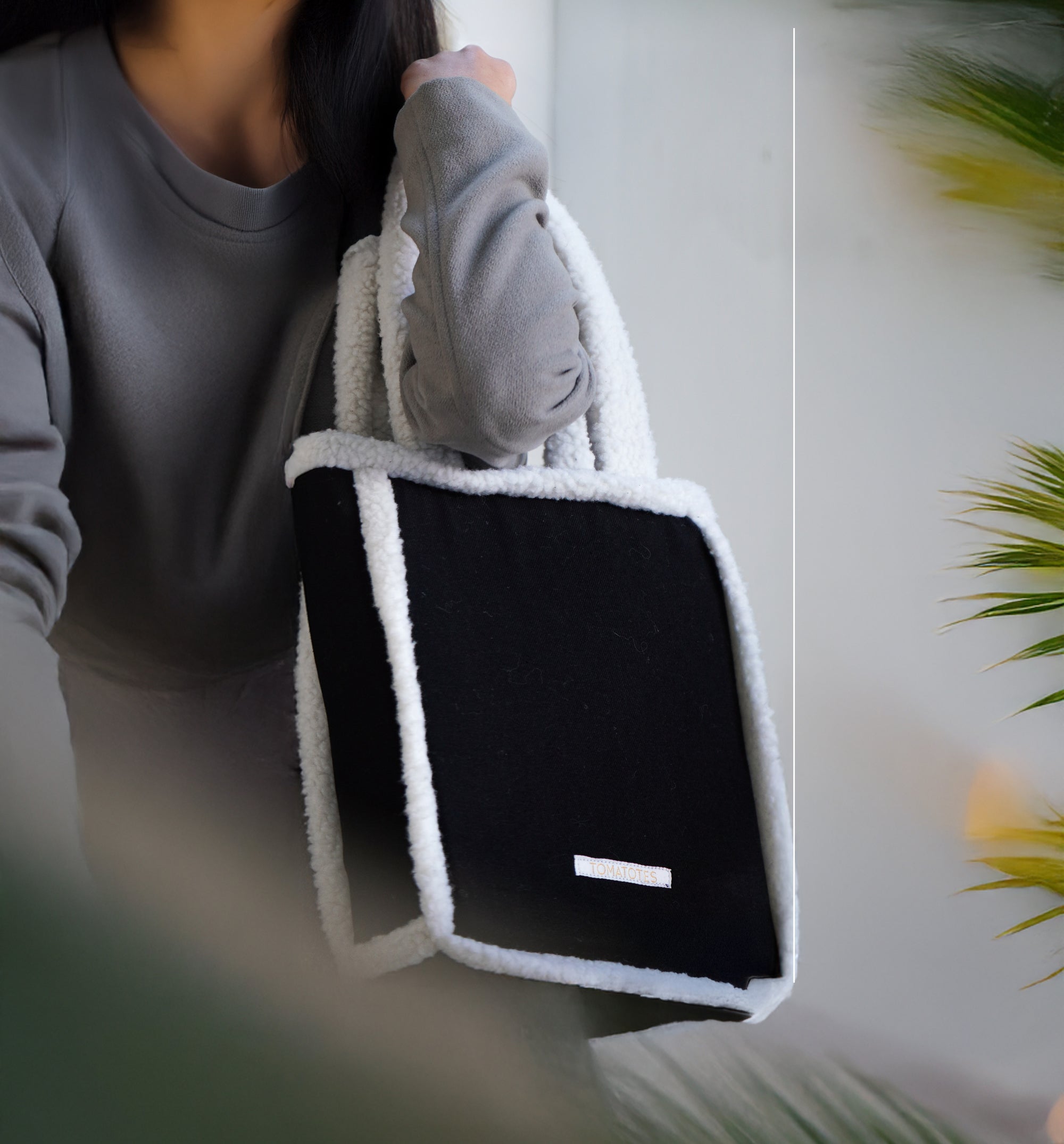 Iris - Black Tote w Off-white Fur